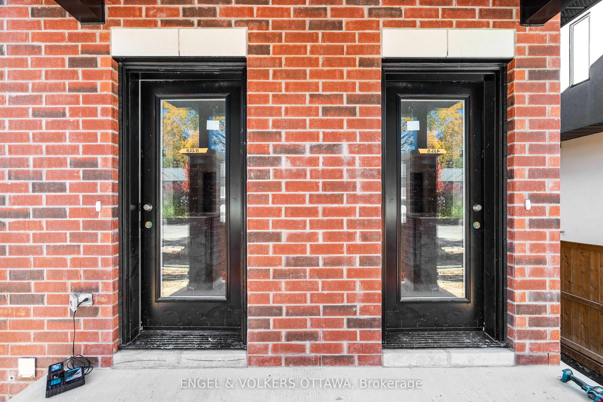 422 Hartleigh Avenue B, Woodroffe, ON K2B 5J4
