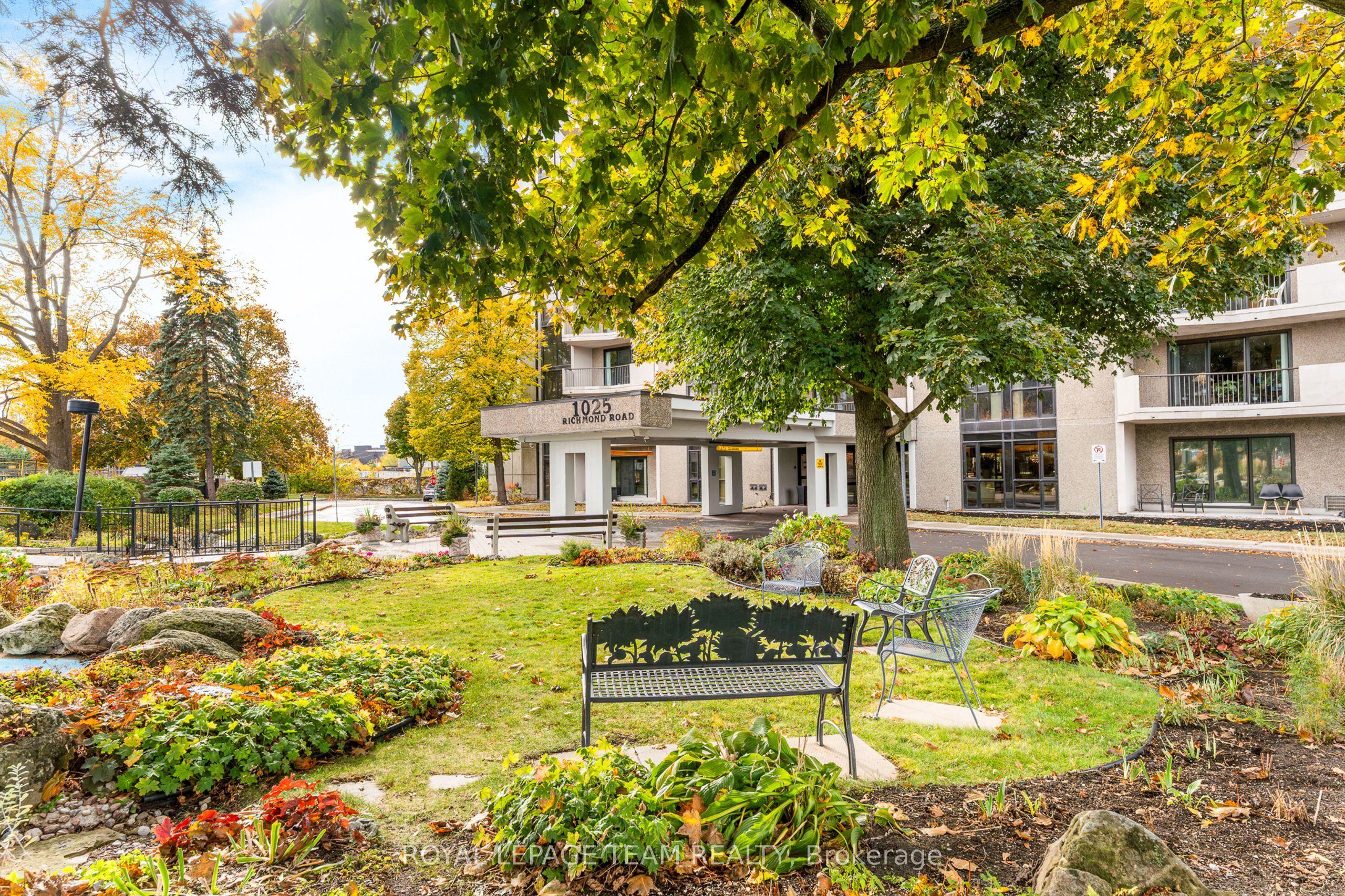 1025 Richmond Road 2705, Woodroffe, ON K2B 8G8