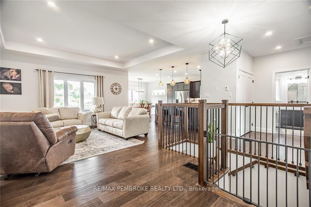 13 Onyx Drive, Petawawa, ON K8H 0E5
