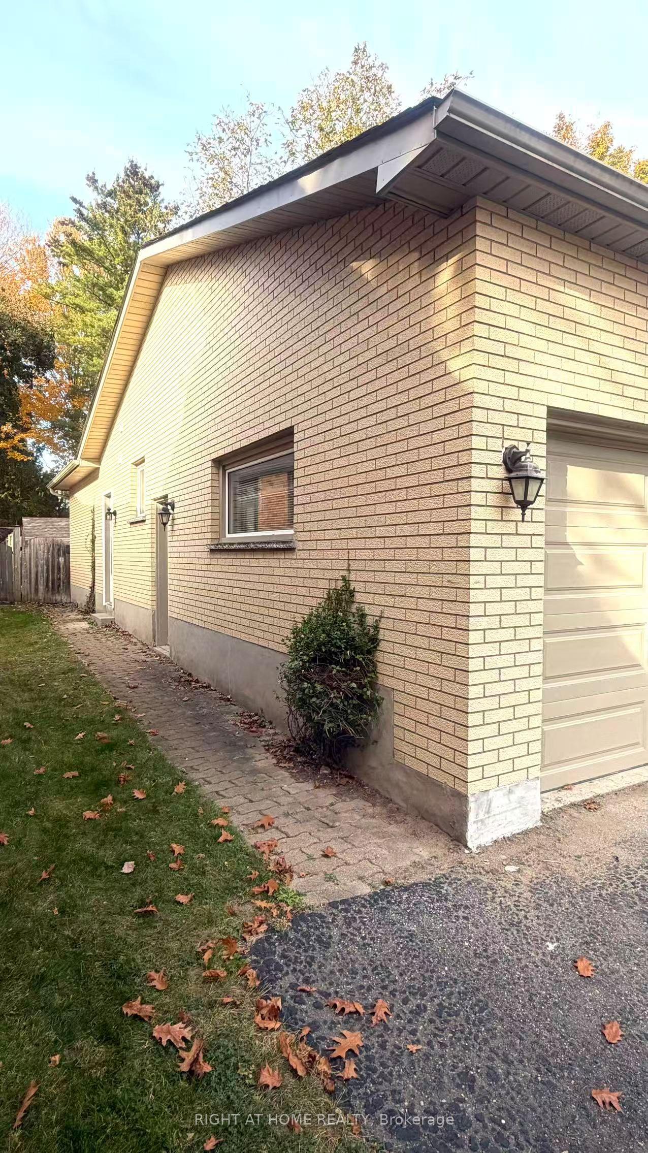 11 Camden Road, London North, ON N5X 2J8